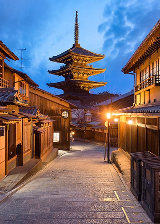 تساقط أوراق الشجر .. الموسم الأجمل في مدينة كيوتو اليابانية