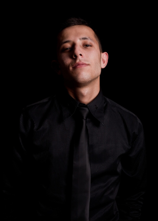 تحظى القميص باللون الاسود بأهميّة كبيرة في أوساط الرجال