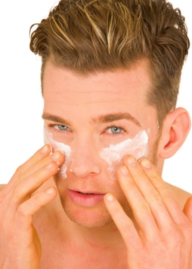 تماماً كما النساء، فإنّ الرجال يحبّون الاعتناء ببشرتهم والحصول على وجه نضر