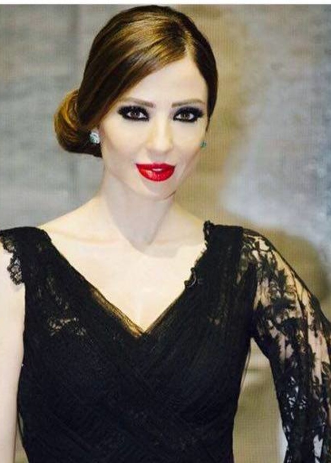 ترتدي تصميم باللون الأسود ايضا من طوني ورد