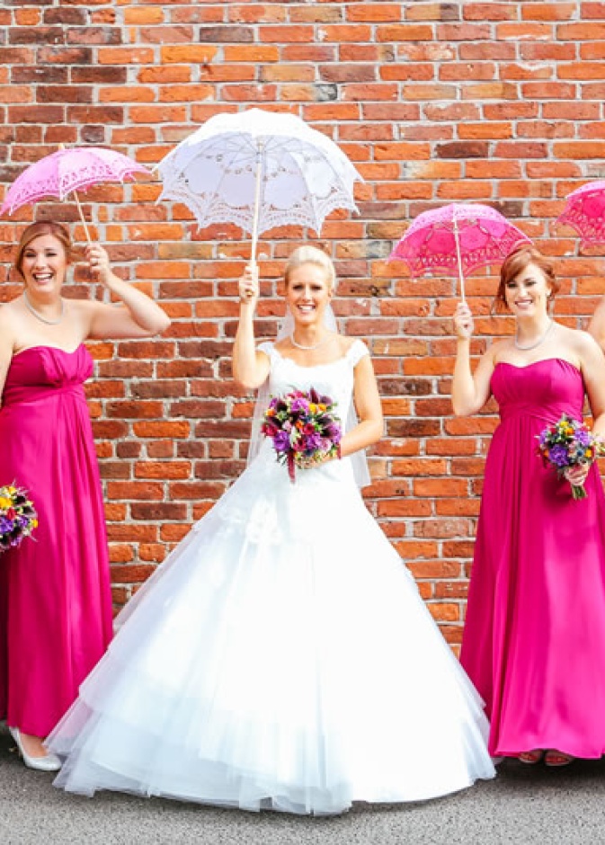 احرصي على توفير عدد كبير من المظلات الشمسية لك ولوصيفات الشرف 