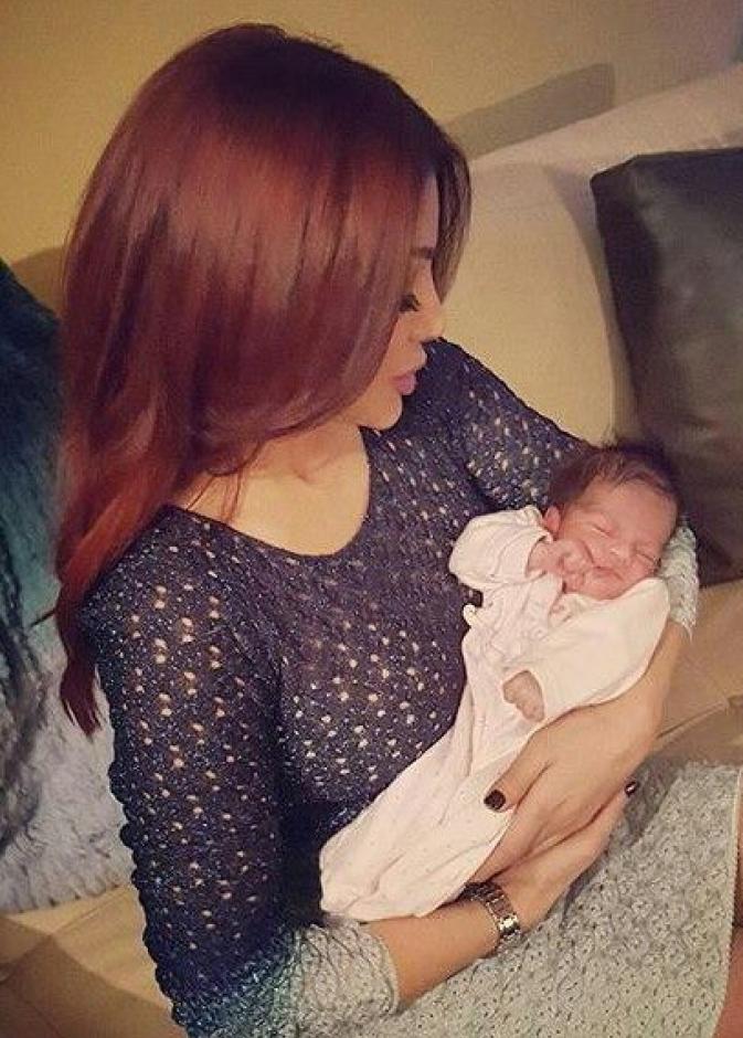  هيفاء وهبي تحتضن ابنة صديقتها