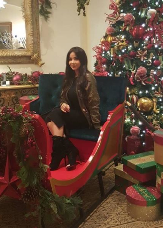 الإعلامية لجين عمران تقود عربة بابا نويل في لوس أنجلوس!