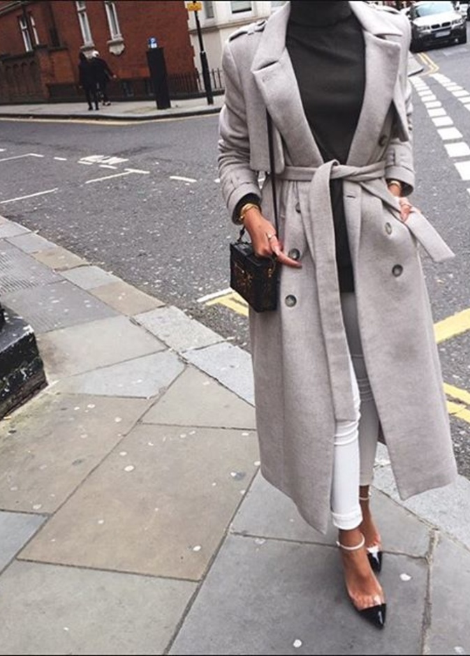  Gianvitto Rossi Plexi Heel  معطف طويل مع حقيبة Louis Vuitton وحذاء كعب عالي