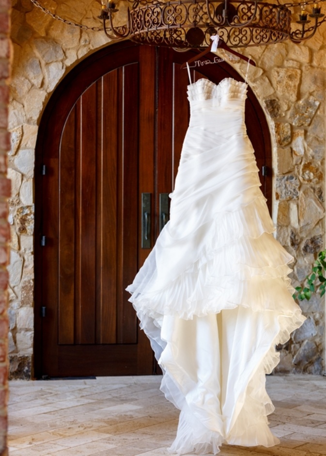 استخدمي  الشرائط على طبقات الجانب لتعليق الفستان