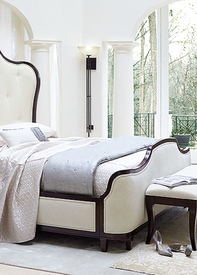 غرفة كلاسيكية باطارها العام، حديثة بالوانها