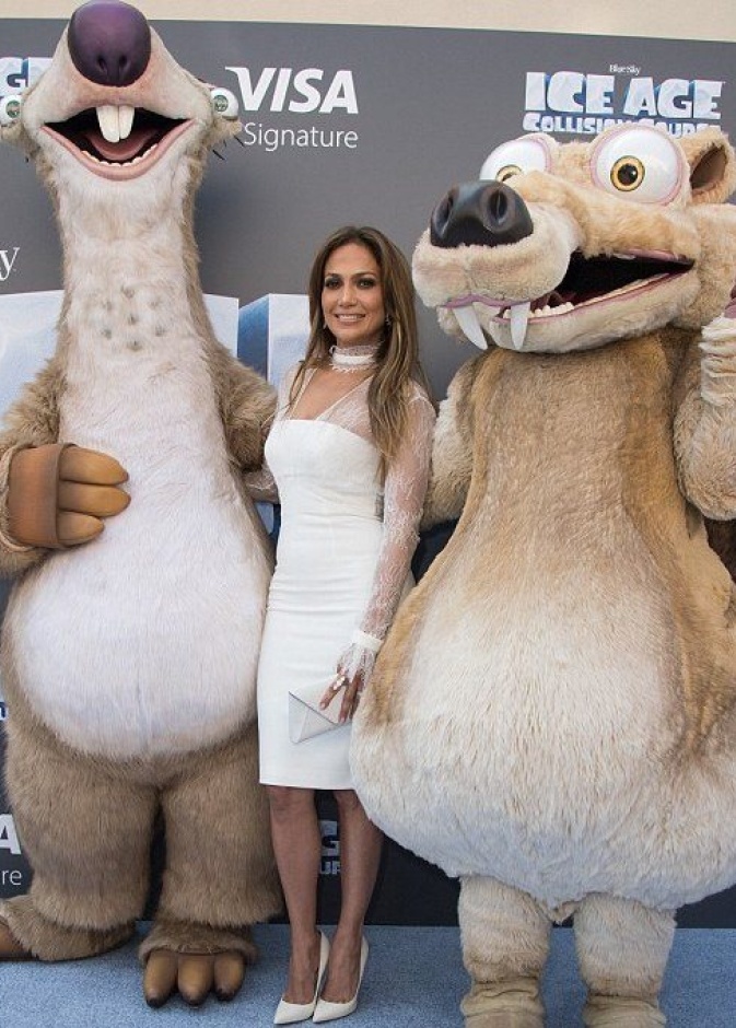 جنيفر لوبيز تتألق بالأبيض خلال افتتاح فيلم Ice Age