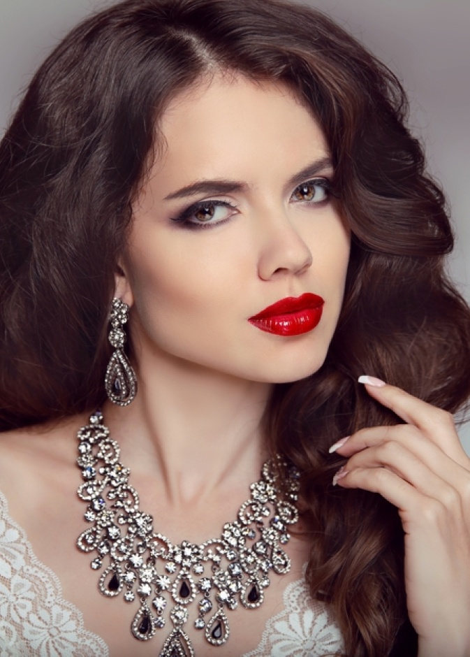 جريئة بشفاه حمراء يوم زفافك