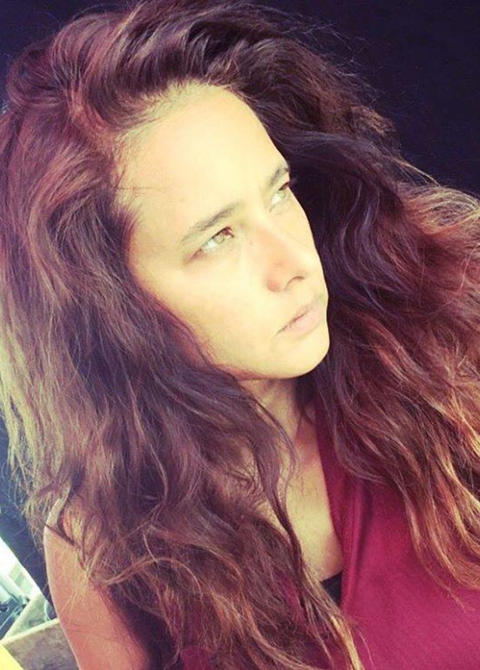  نيللي كريم منكوشة وبدون مكياج وعاجبها