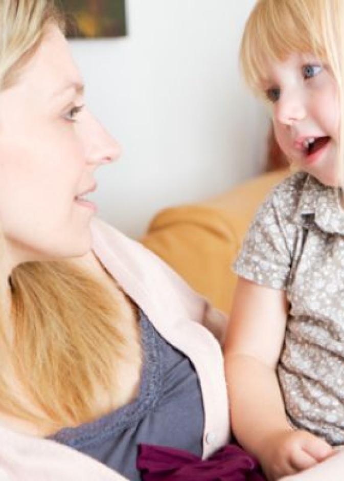 كيف تجيبين على أسئلة طفلك المحرجة؟