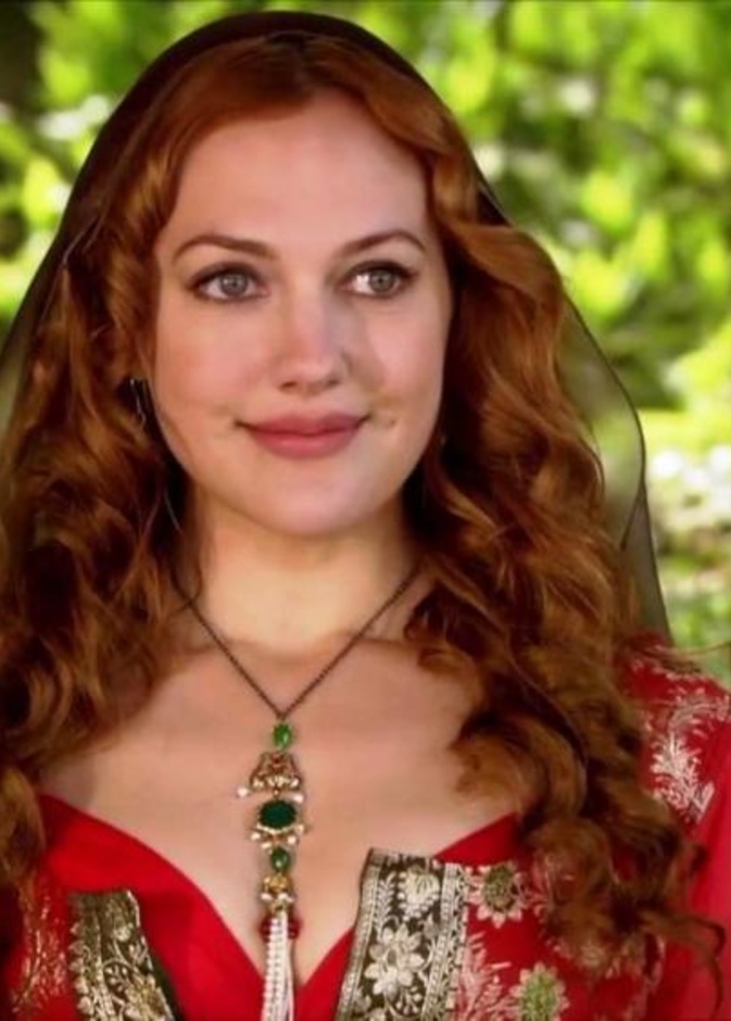 مريم أوزيرلي في مشهد من حريم السلطان