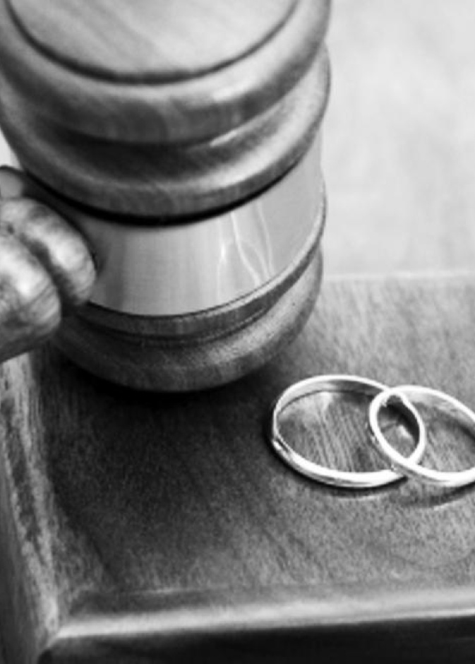 المحكمة تنصف عشرينية من زوجها الستيني 