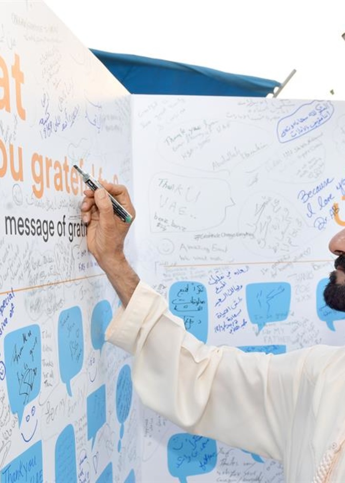 محمد بن راشد يزور فعالية " رحلة السعادة " على ضفاف قناة دبي المائية