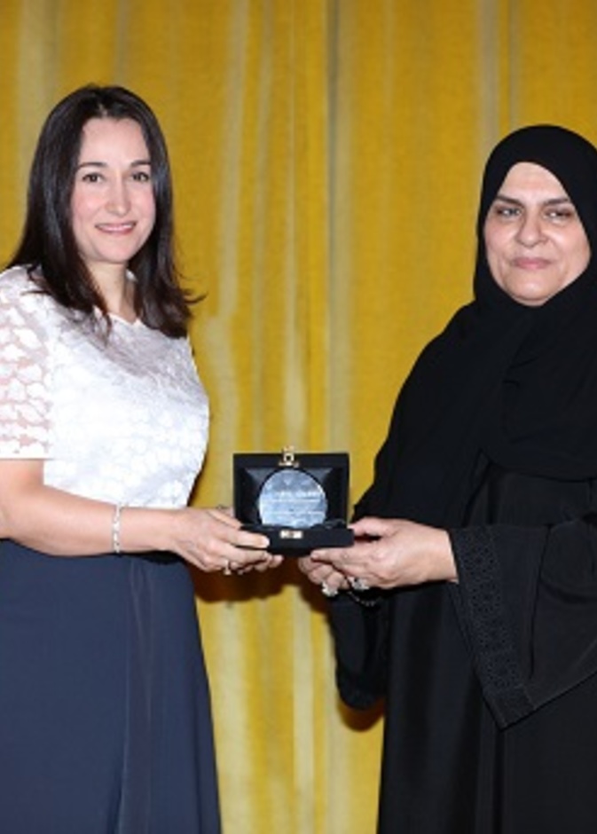 رئيسة التحرير السيدة مي بدر تتسلم الجائزة التقديرية من الدكتورة رجاء القرق