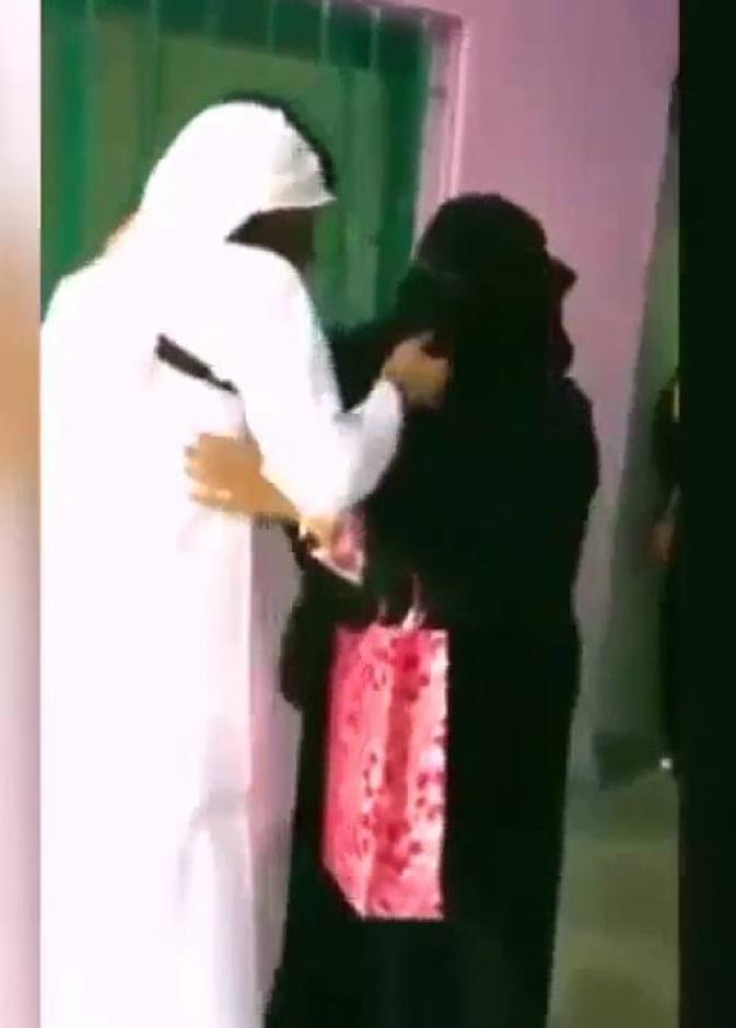 ياسر يحتضن والدته كما ظهر بالفيديو