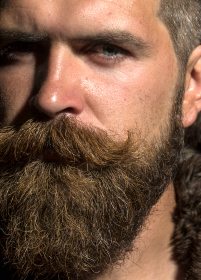 اللحية الملوّنة... موضة الموسم