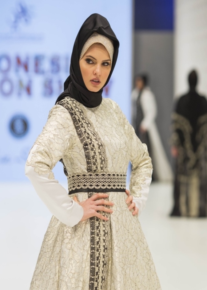 عروض أزياء معرض هي للأزياء العربية الثامن 