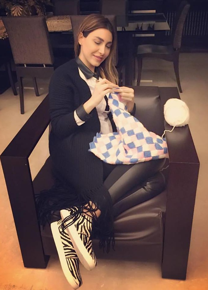  يارا تستغل وقتها الشتوي بحياكة الصوف