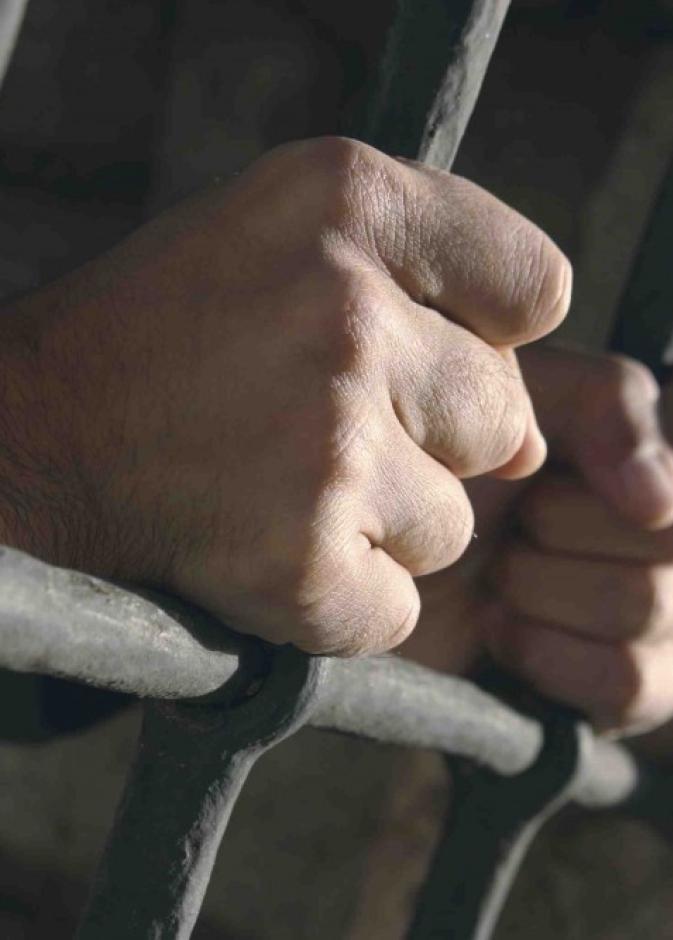 مسنه تساهم في أطلاق صراح سجين بسبب الدين