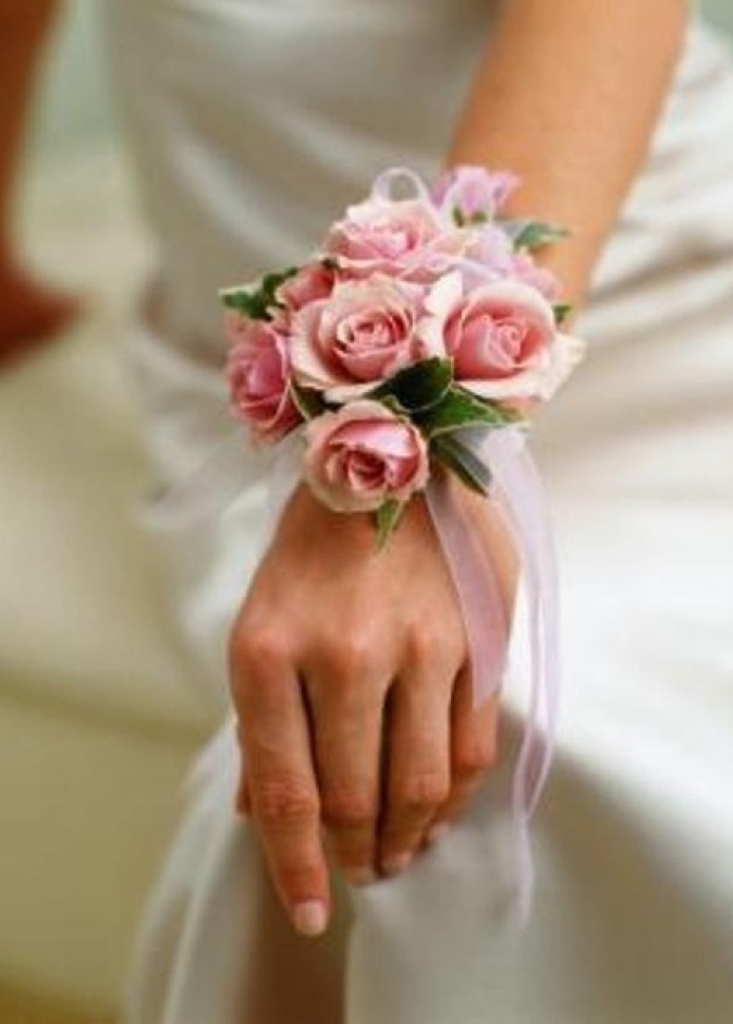 أساور الزهور.. أكسسوار غير تقليدي لك ولوصيفتك