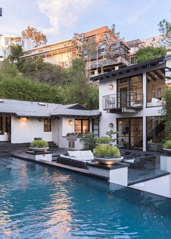 كالفين هاريس يبيع منزله  في هوليوود بـ 10 ملاين دولار