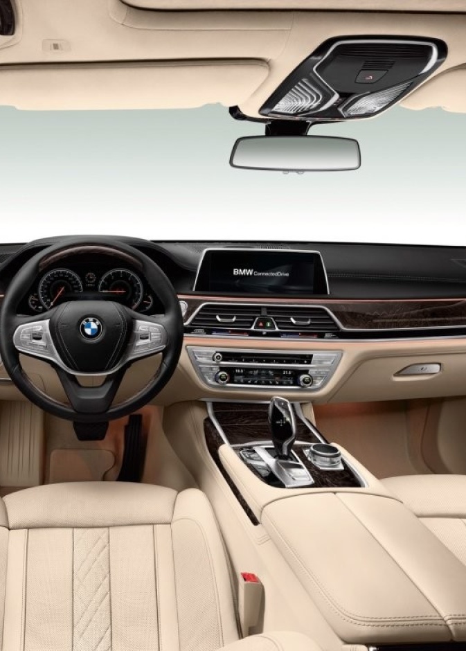 من الداخلBMW-730