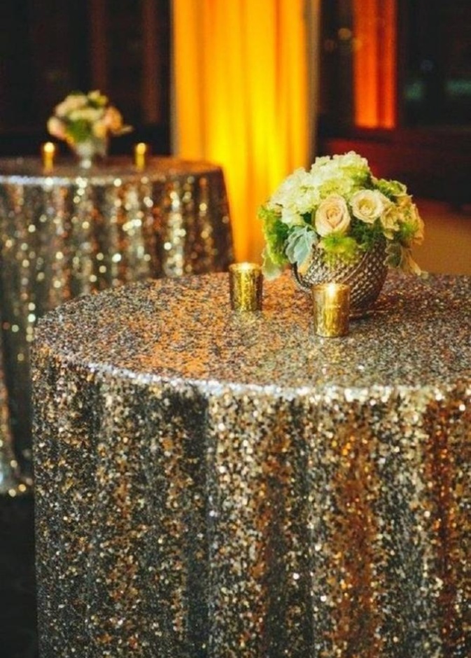 لحفل زفاف ملكي فاخر يمكنك إختيار مفرش الطاولات باللون الذهبي