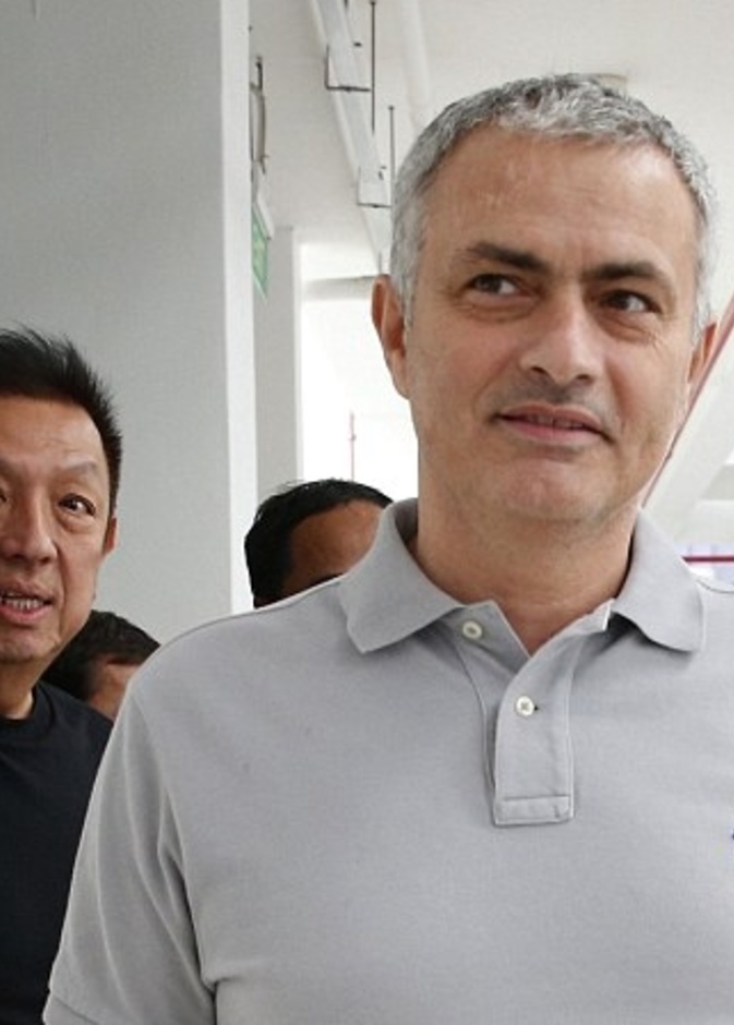 مانشستر يونايتد يتعاقد مع المدرب جوزيه مورينيو