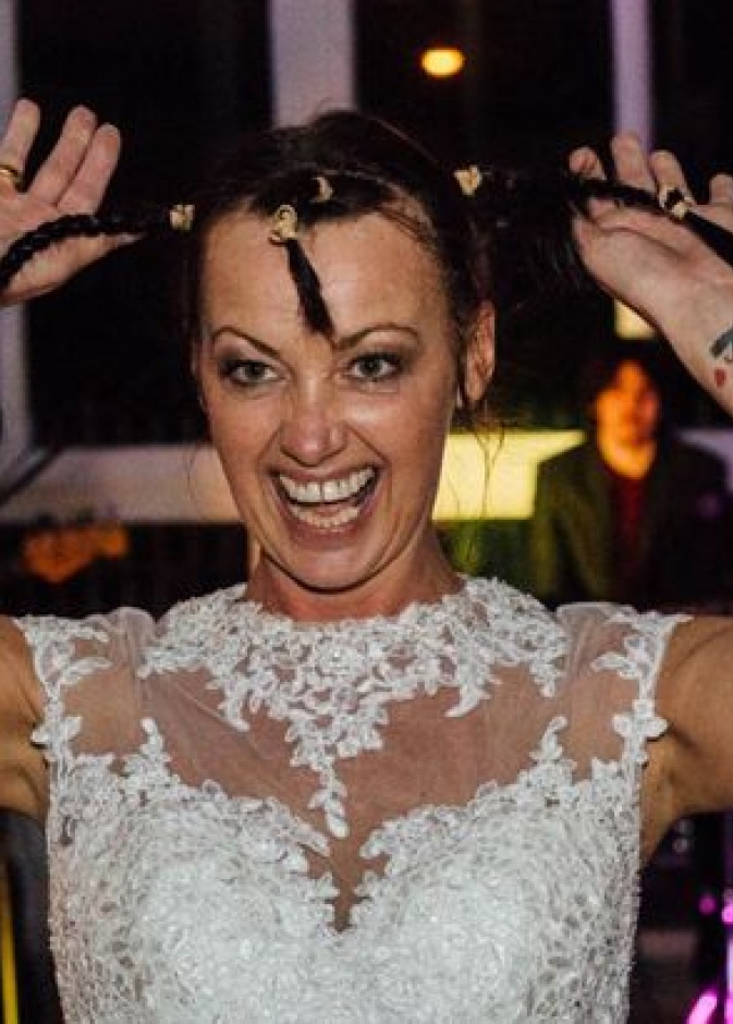 العروس حضرت شعرها للقص وهي بفستان الزفاف