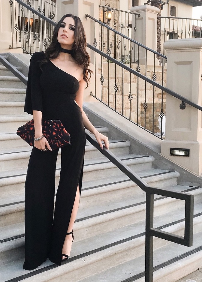 تألقي في سهراتك بأجمل تصاميم الجمبسوت باللون الأسود 
