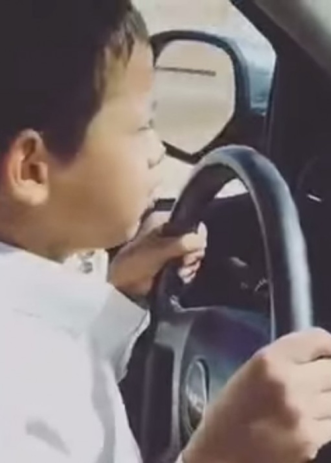 طفل يقود سيارة