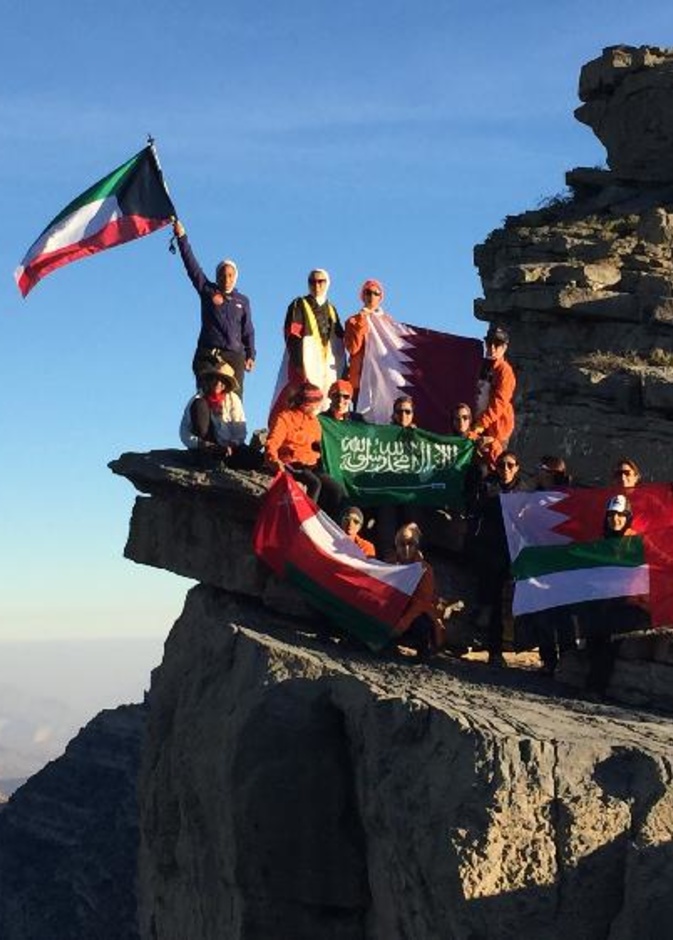 15 فتاة خليجية .. يتسلقن جبل شمس تحت شعار "أمة واحدة"