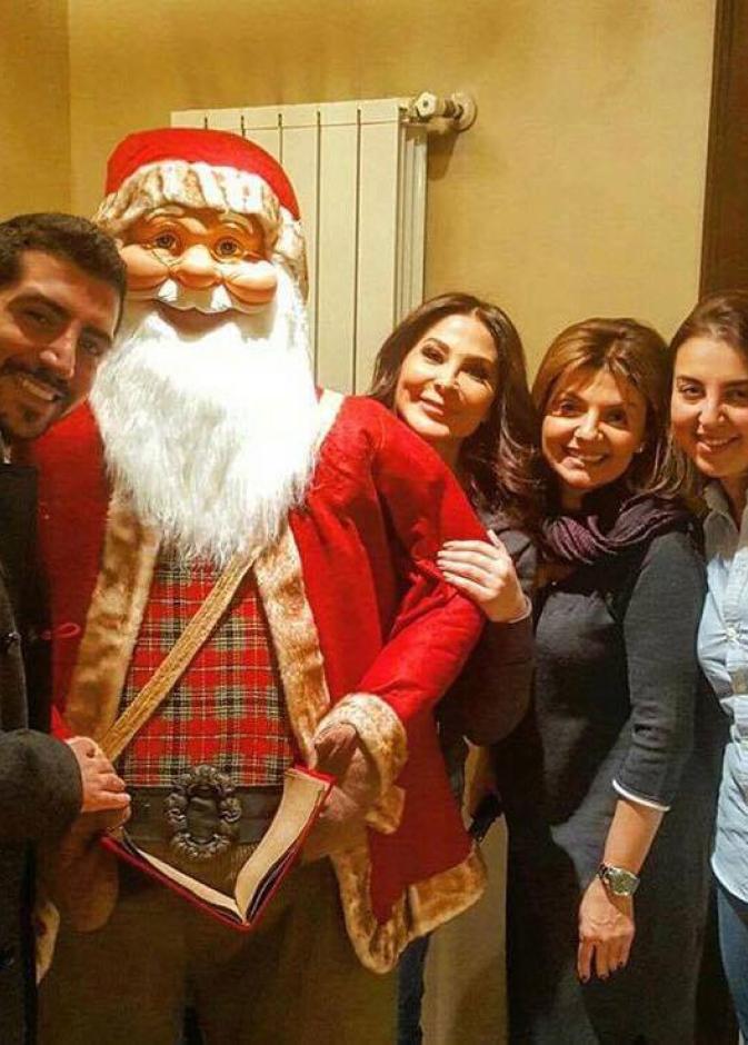 اليسا تحتفل بأعياد الميلاد بوقت مبكر مع أصدقائها المقربين