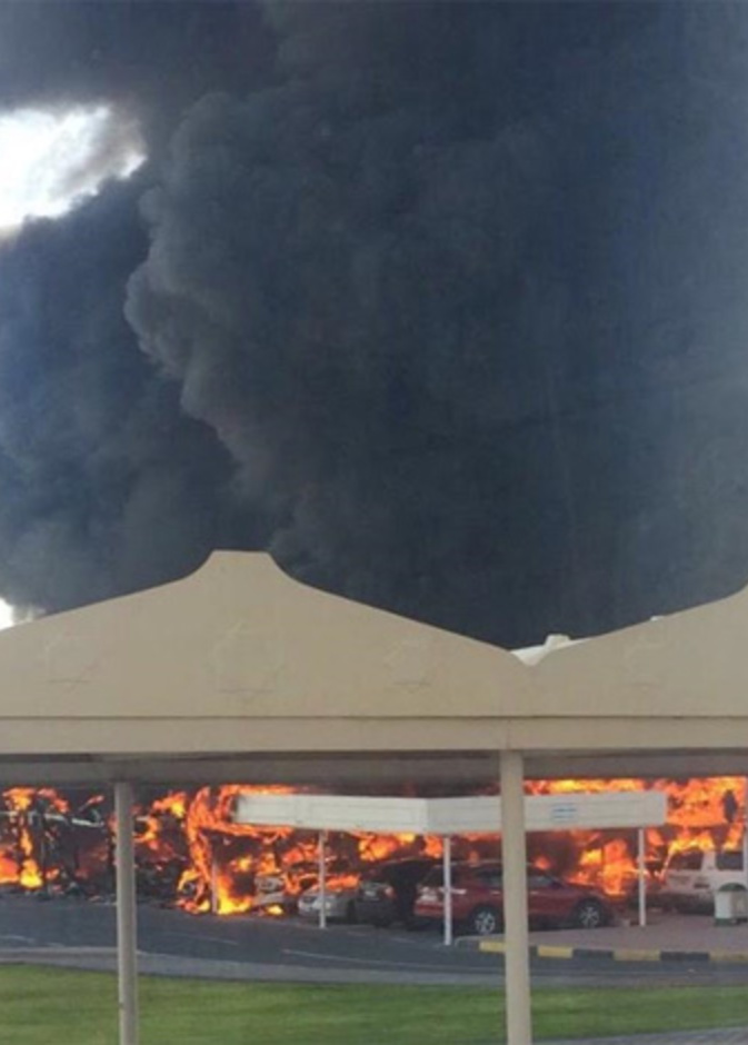 حريق يلتهم 19 سيارة في موقف جامعة الشارقة