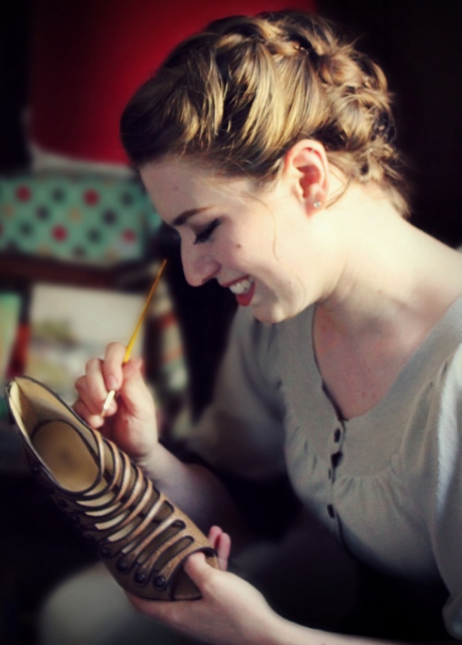 وصيفة تكتب على حذا صديقتها العروس