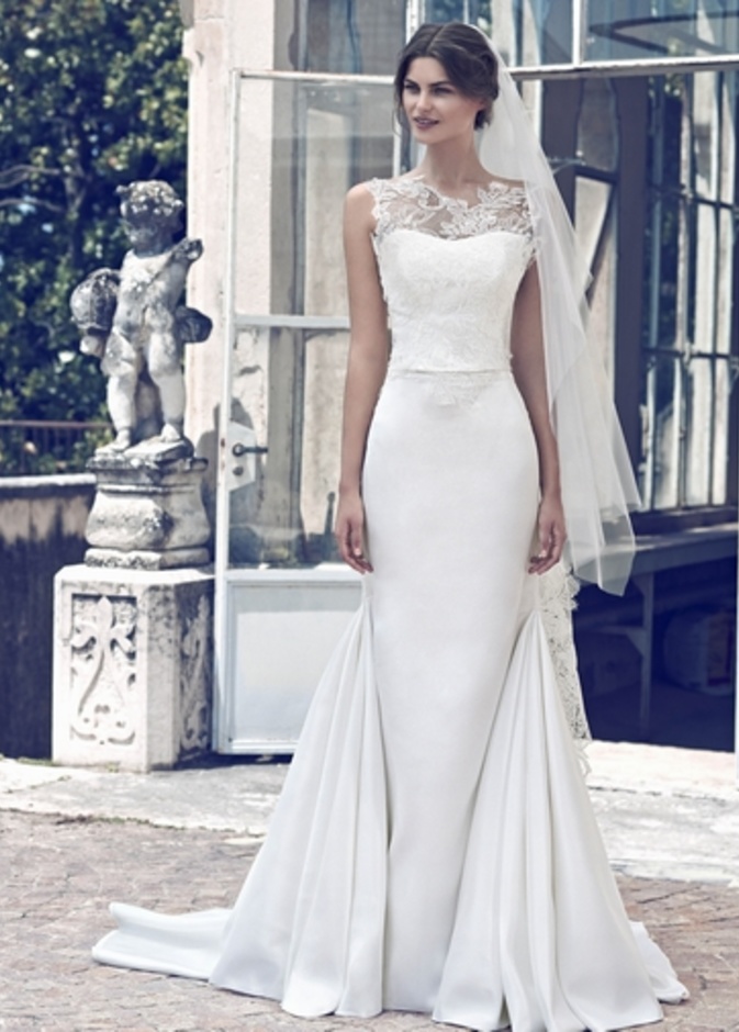 في حال كان فستانك ذو تصميم كلاسيكي اختاري مكان فخم ليظهر الفستان بأجمل طريقة