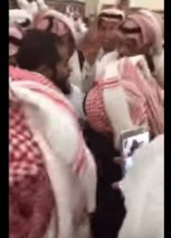 العريس وسط اصدقاؤه