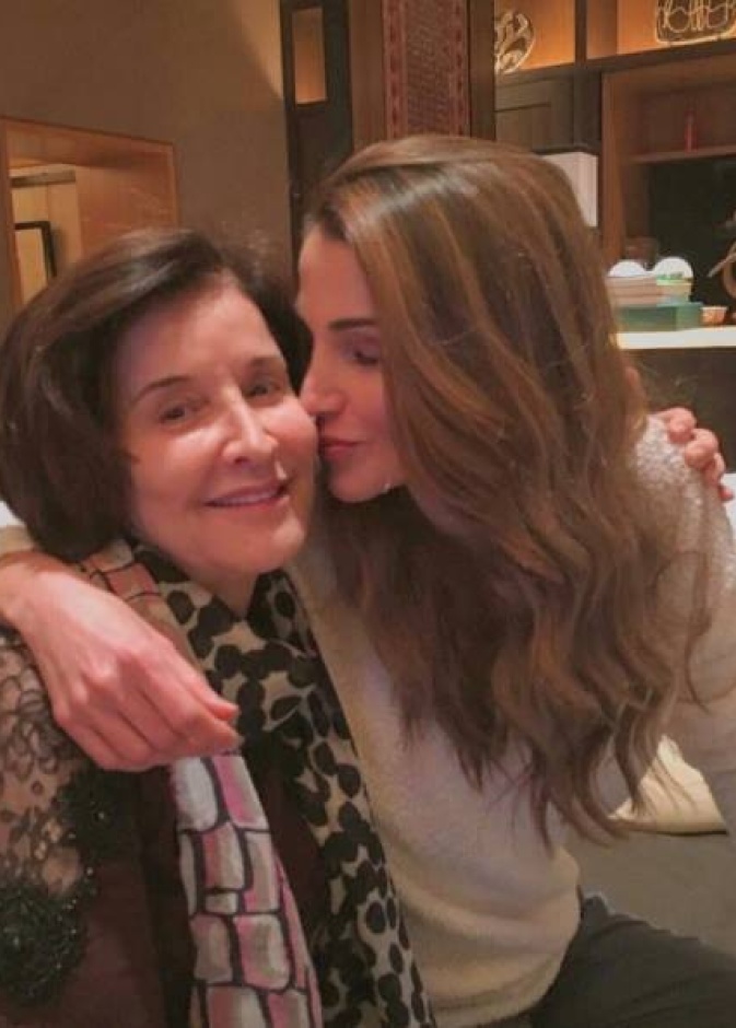 قبلة عذبة من الملكة رانيا لوالدتها في يوم الأم