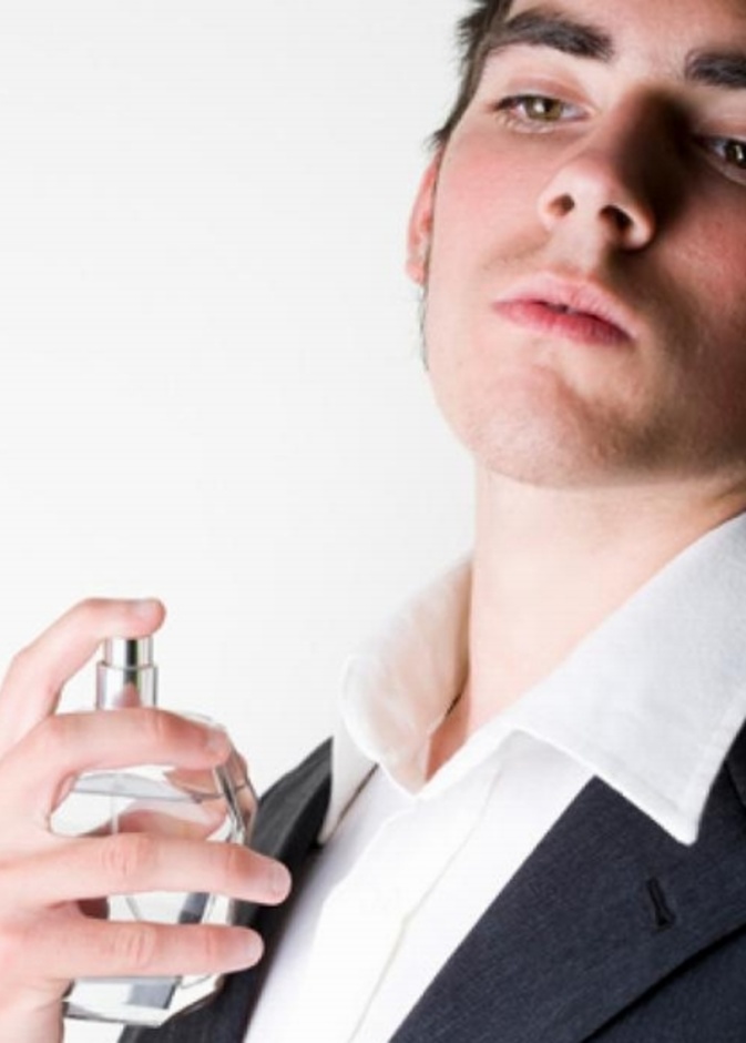 لا تكتمل اطلالة الرجل واناقته من دون وضع العطور المناسبة له