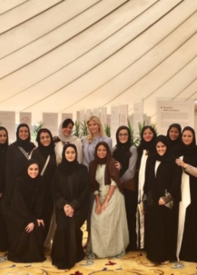 إيفانكا ترامب في صورة جماعية مع سيدات أعمال و رائدات سعوديات 