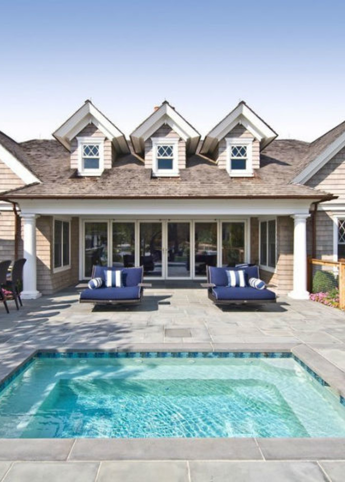 جلسة تناول الطعام مع الشيزلونغات امام المسبح الصغي