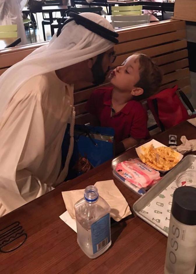 الشيخ محمد بن راشد يتناول طعام الغداء مع ابنه زايد