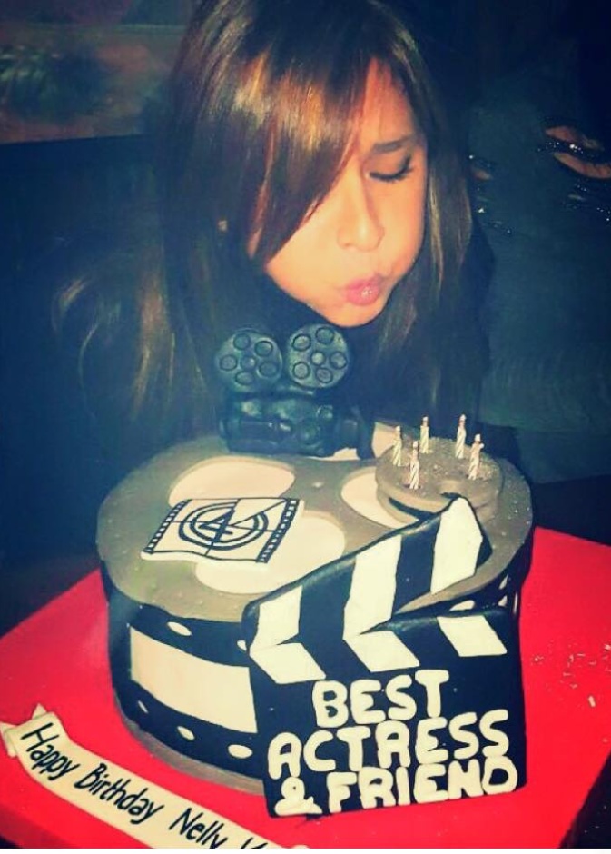 نيللي كريم تطفئ شموع عيد ميلادها بين اصدقائها