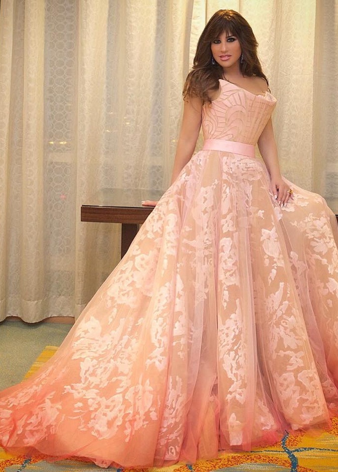 نجوى كرم في فستان ملكي باللون الزهري