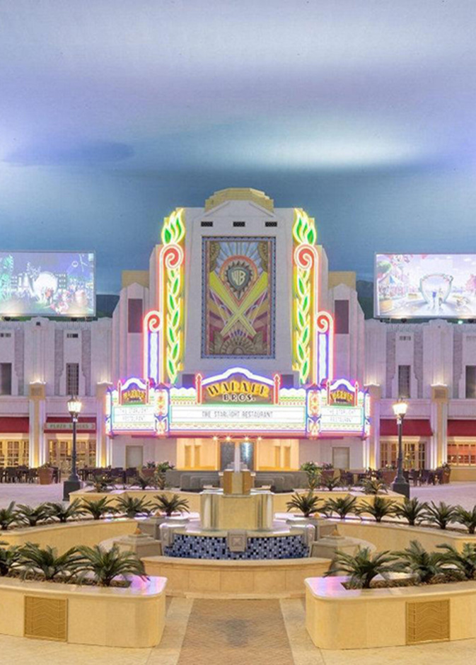 البلازا في عالم وارنر براذرز أبوظبي