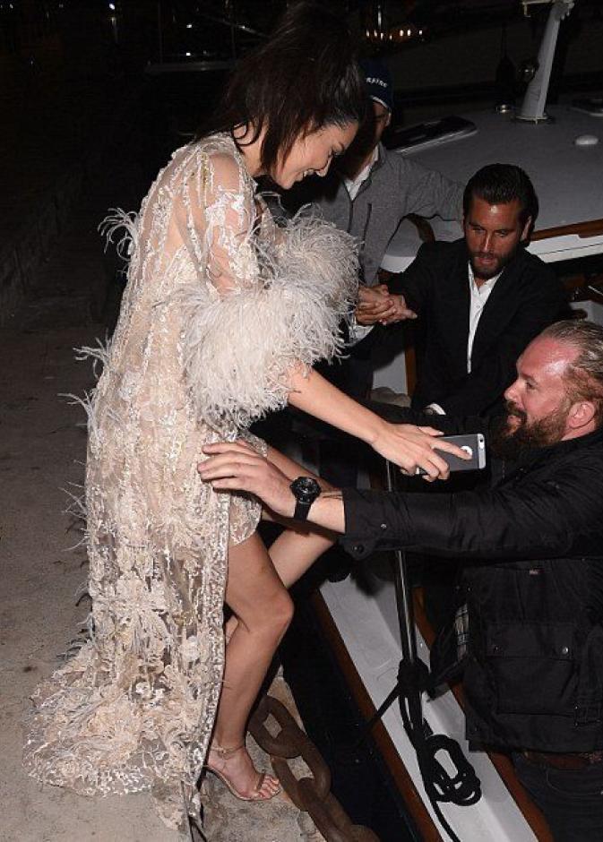 يبدو أن كيندال جينر بحاجة لمساعدة فعلية من قبل طاقم الزورق لمساعدتها على ركوبه