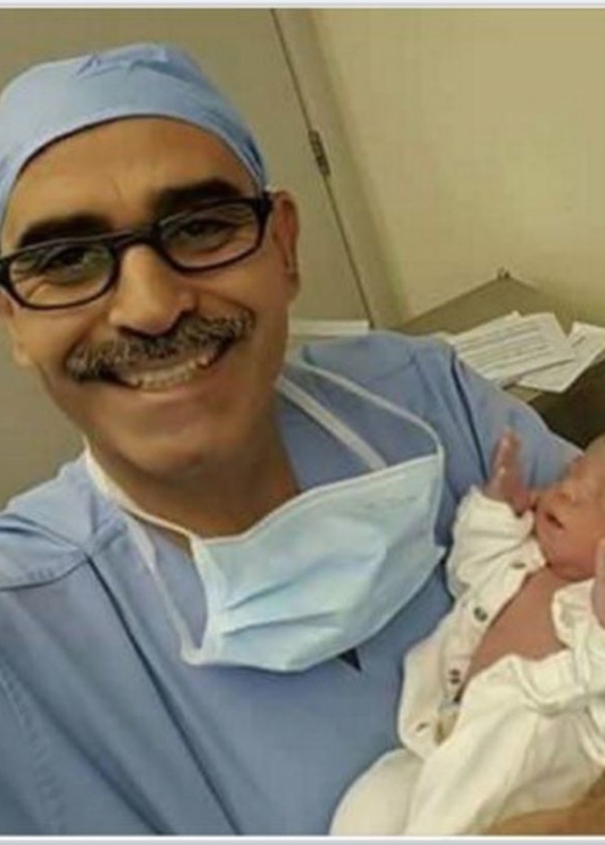 الصورة للطفل الرضيع مع الطبيب 