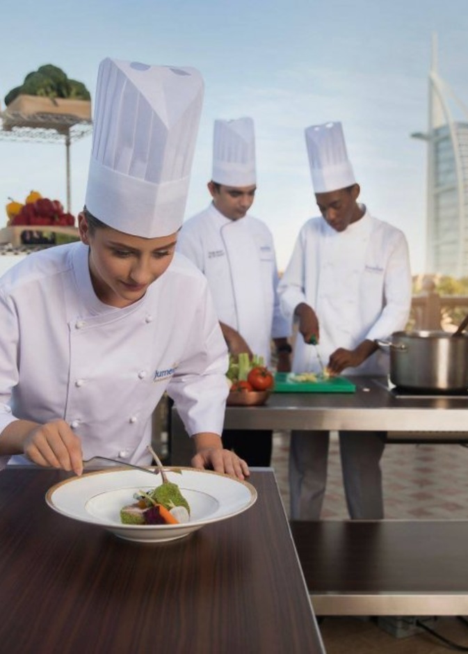 منح دراسية وجوائز مميزة للعام الدراسي المقبل في كلية دبي للسياحة