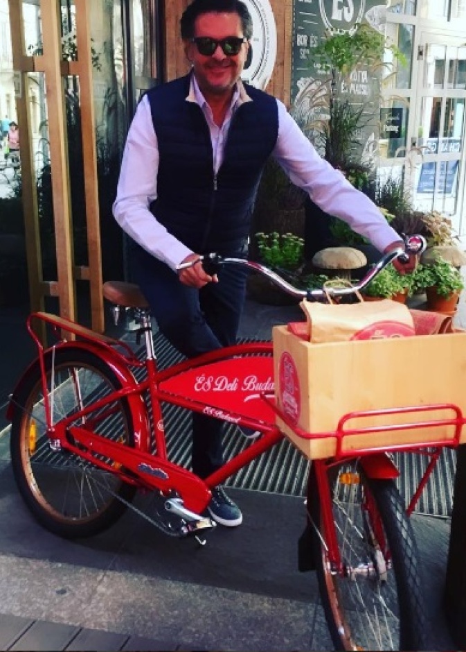 راغب علامة يشارك متابعيه على انستغرام بصورة صباحية نشيطة من بودابست 