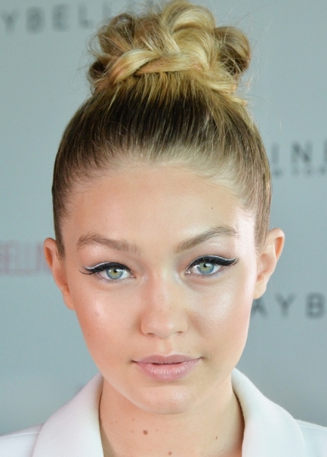 جيجي حديد تختار الآي لاينر المجنّح مع الخطوط البيضاء